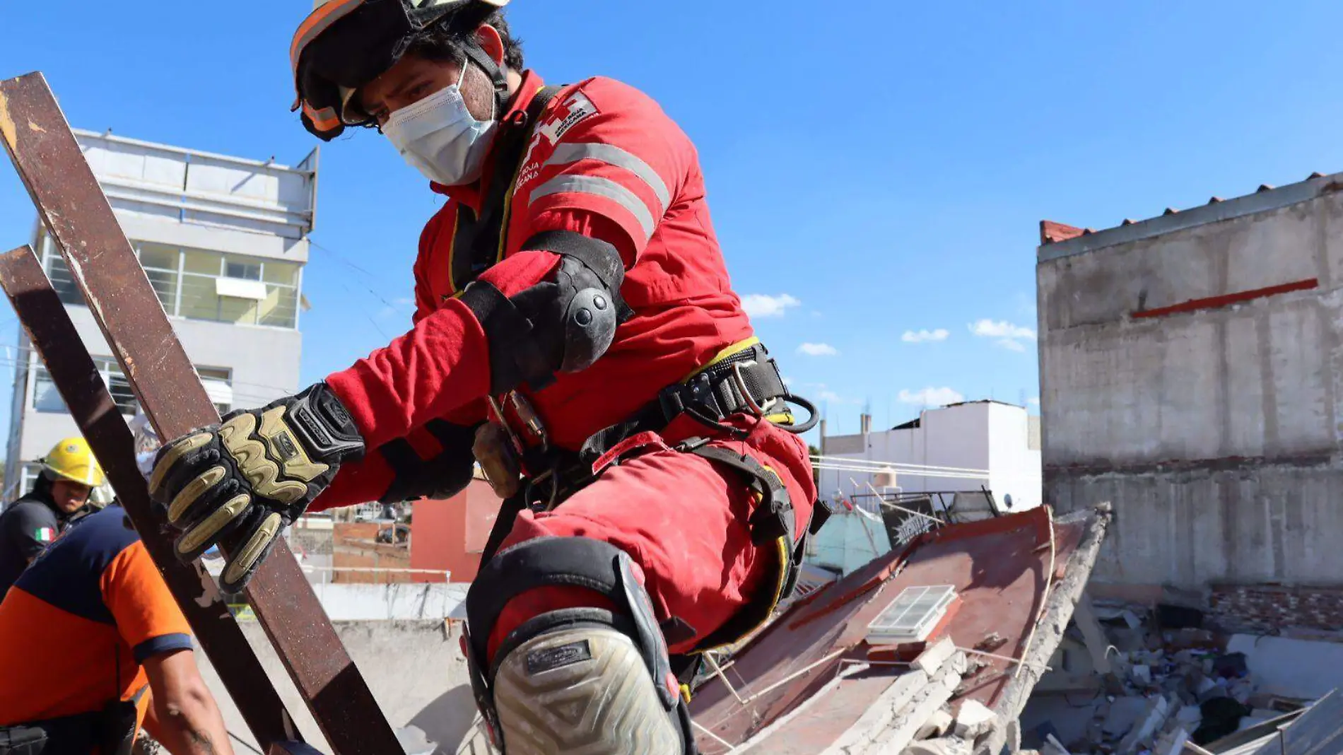 Escuadrón de rescate canino que labora en operativo de la colonia Amor 